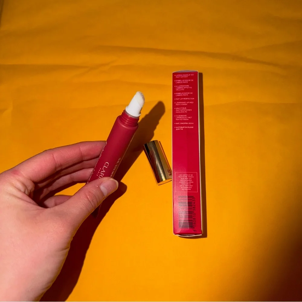 NIB Clarins Paris, Velvet Lip Protector in the Shade Velvet‎ Rosewood